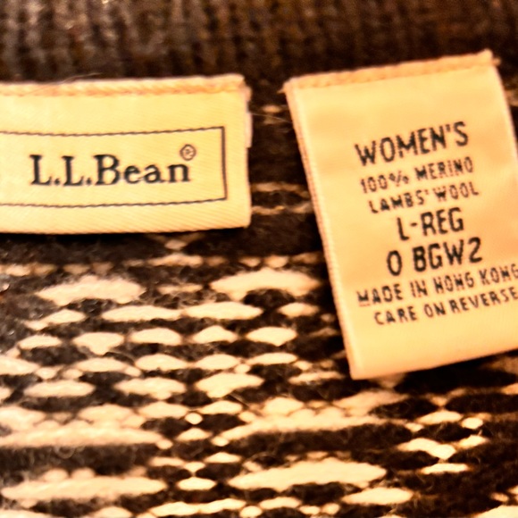 L.L. Bean sweater. 100% wool. Black, off white, red & green. Size L. - Picture 5 of 5